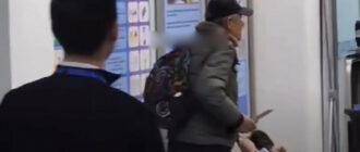 В аэропорту Алматы мужчина с ножом взял в заложницы сотрудницу досмотра -