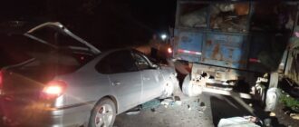 В Александровке ночью легковушка врезалась в припаркованный на трассе прицеп -
