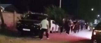 Стенка на стенку. Массовая драка школьников попала на видео -