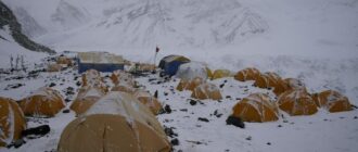 Пленники снежной бури. На Эвересте спасли 900 человек -