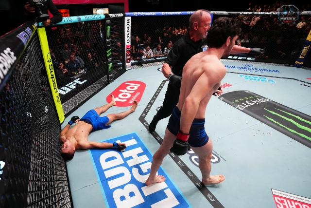 Позор в UFC. Кыргызстанцу Илимбеку Акылбек уулу нанесли запрещенный удар —