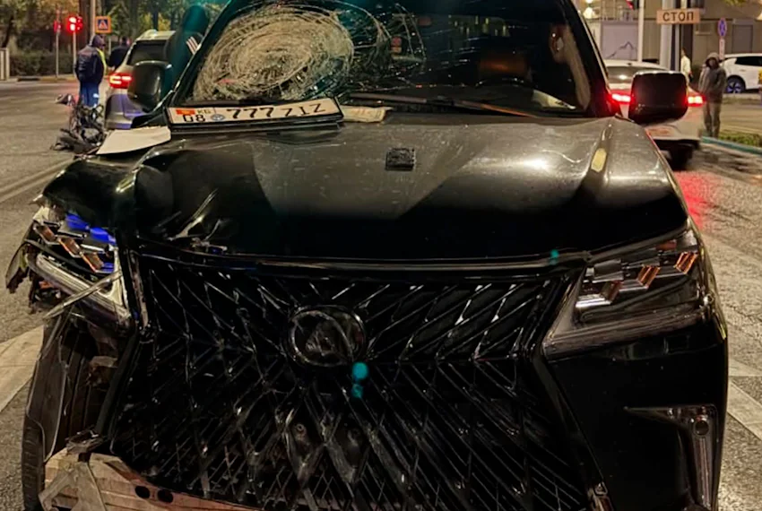 В Бишкеке водитель Lexus насмерть сбил подростка на мотоскутере 