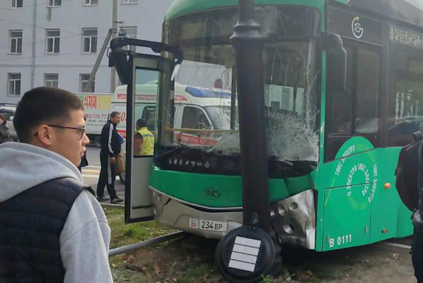 В ДТП с участием электробуса в Бишкеке пострадали три человека 