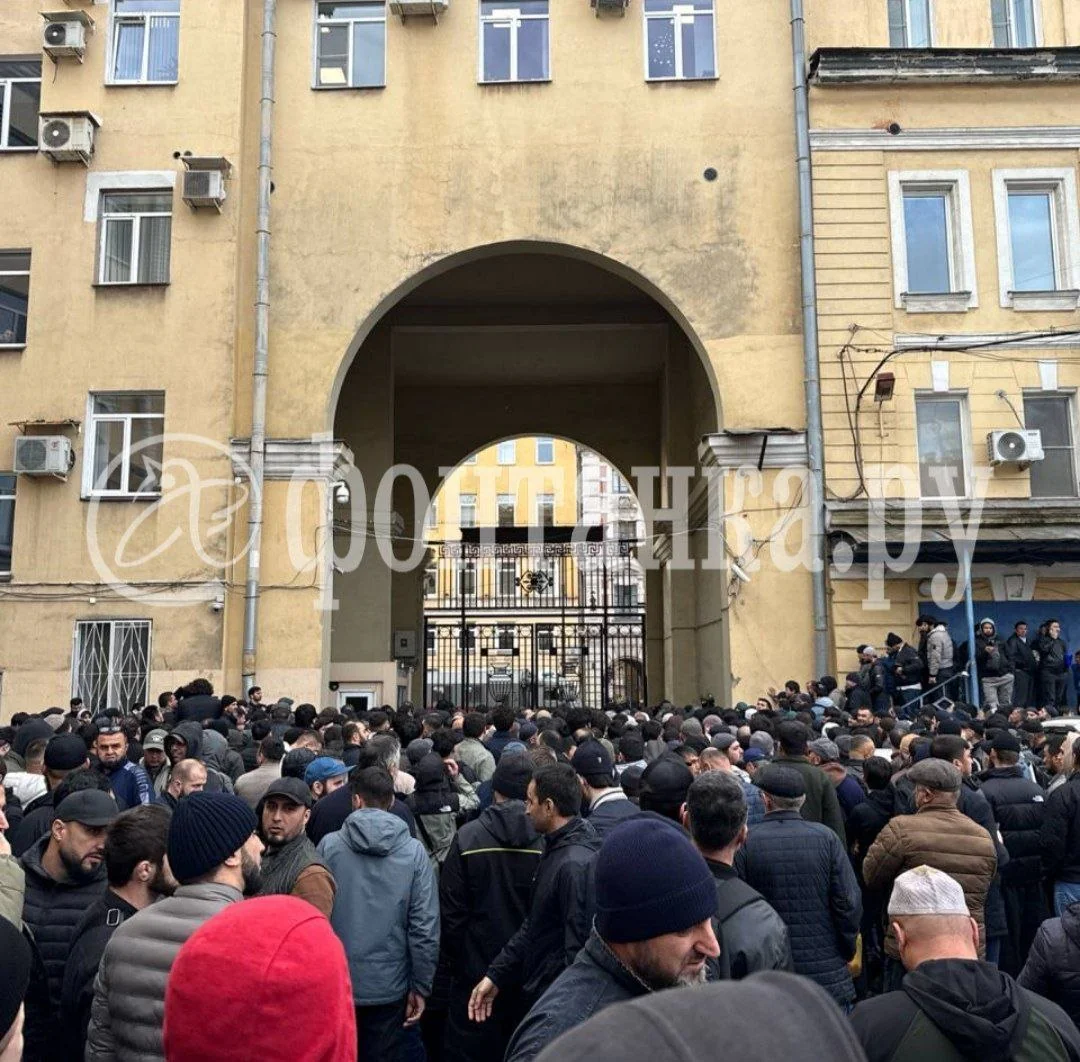 В Санкт-Петербурге силовики проводят масштабный миграционный рейд  
