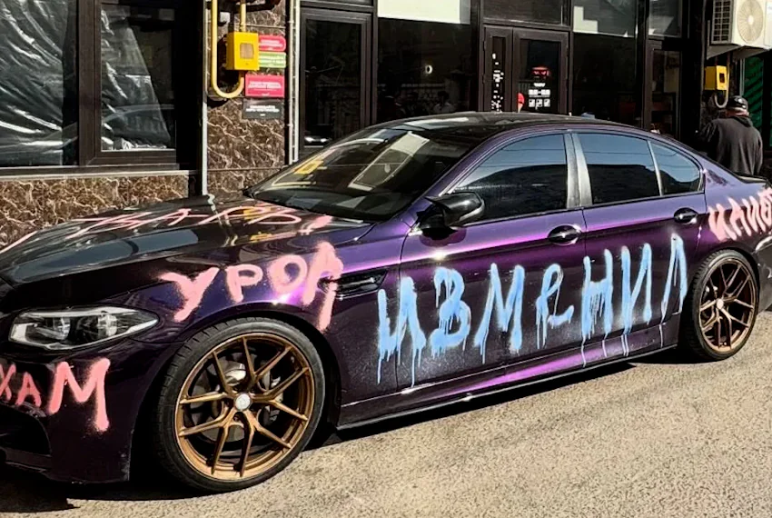 Водителя расписанного BMW дважды наказали за автохулиганство 